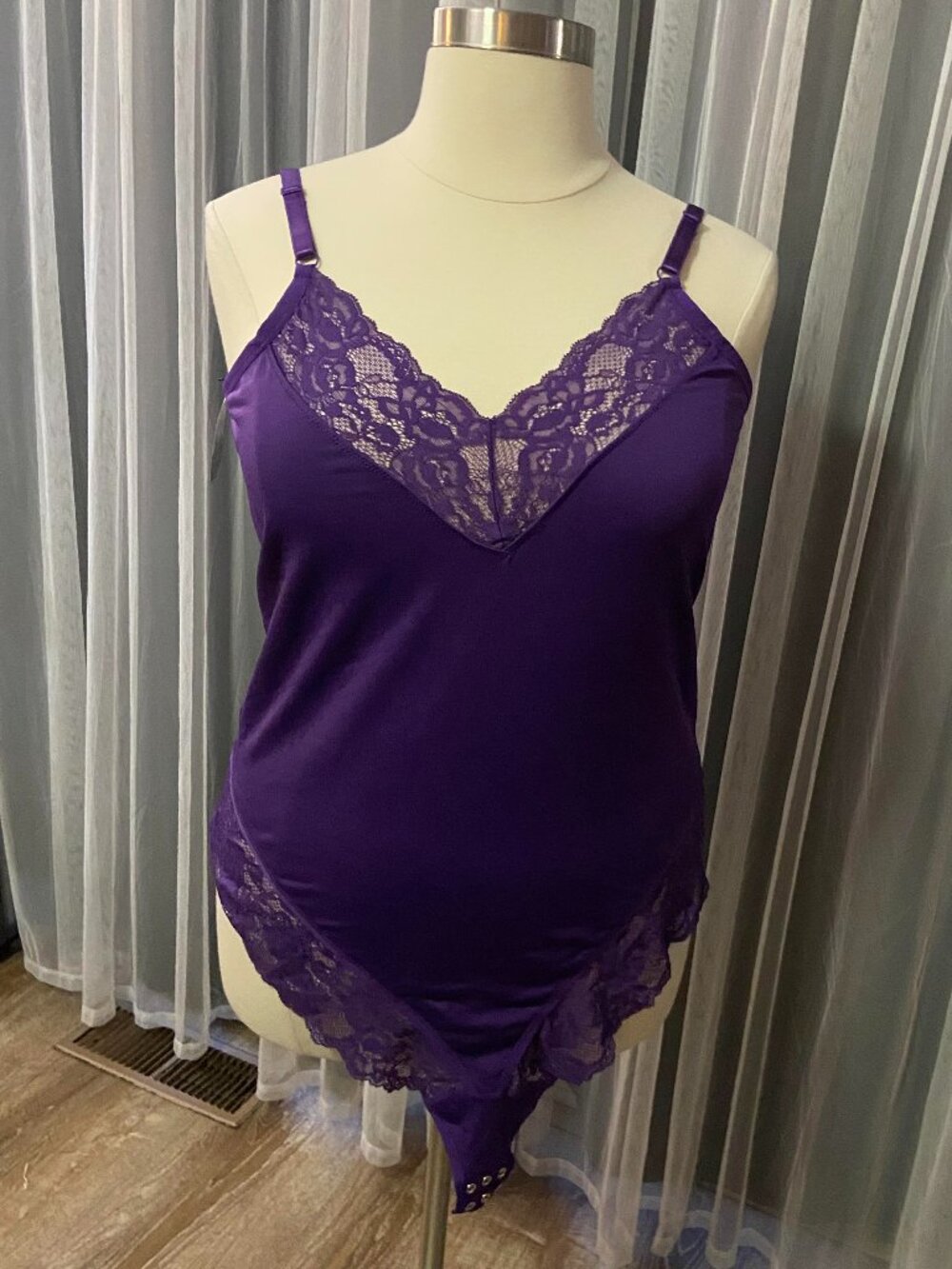 Torrid NWT purple Lace v neck body suit size 5